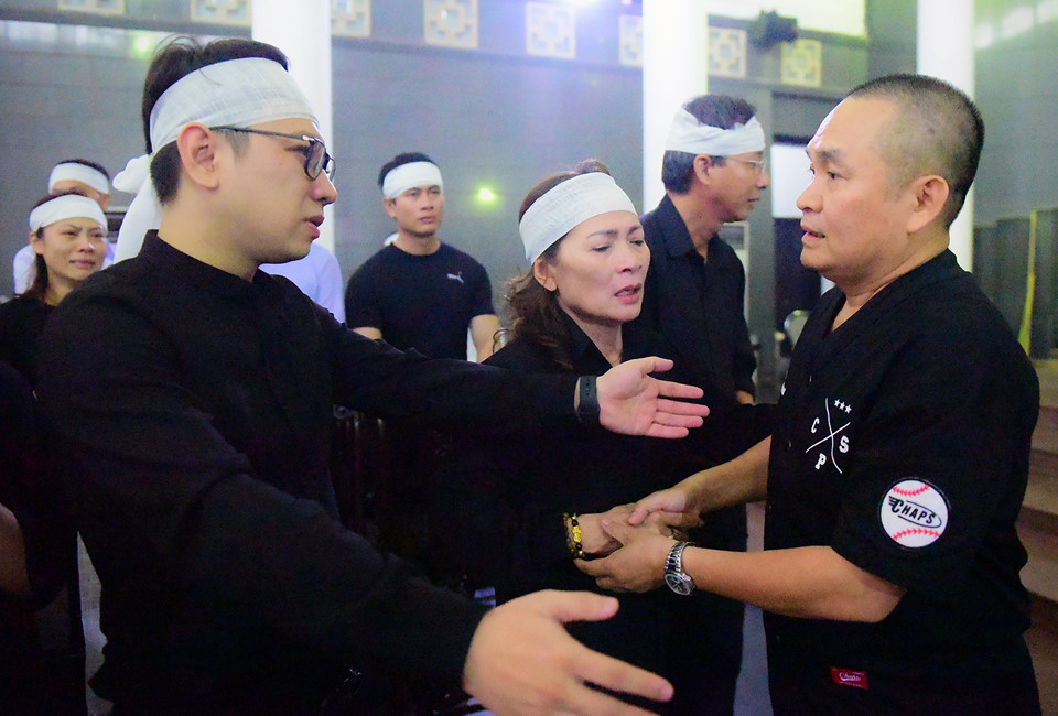 Xuân Hinh là nghệ sĩ gắn bó với cố đạo diễn suốt 30 năm. Anh tâm sự tong sự nghiệp của mình, nếu không có Phạm Đông Hồng chắc chắn tên tuổi của Xuân Hinh sẽ không được nhiều người biết đến. Nghe tin đồng nghiệp qua đời khi đang đi diễn ở Bắc Ninh, Xuân Hinh đã thu xếp để về viếng ông trong thời gian sớm nhất.