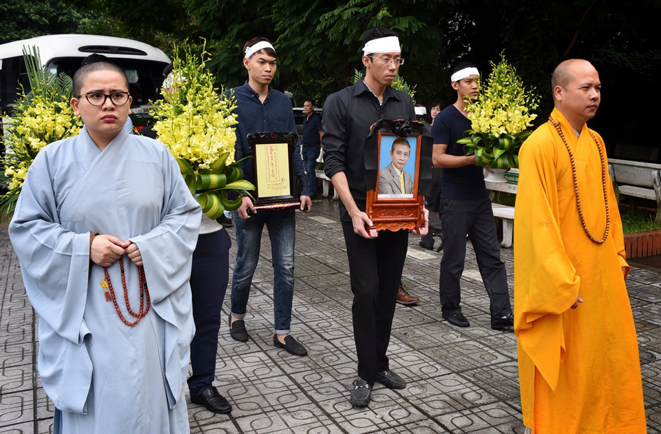 Đạo diễn Phạm Đông Hồng sinh năm 1955 trong một gia đình làm văn hóa nghệ thuật, có bố là đạo diễn, Giám đốc sở văn hóa thông tin tỉnh Quảng Ninh, mẹ làm Giám đốc thư viện tỉnh Quảng Ninh. Ông từng đạo diễn nhiều phim hài như Xuân Hinh 2009, Xuân Hinh 2013, Râu quặp, series hài Chôn nhời 1,2,3,4, Giấc mơ Chí Phèo, Cả ngố, Cổ tích thời @, Người ngựa ngựa người... và nhiều DVD cho các ca sĩ, nghệ sĩ.