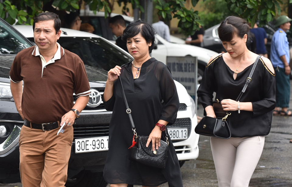 Chiều 18/9, Quang Thắng, Minh Hằng, Vân Dung cùng các nghệ sĩ miền Bắc có mặt tại Nhà tang lễ Bộ Quốc phòng để tiễn đưa đạo diễn Phạm Đông Hồng về nơi an nghỉ cuối cùng. Sau lễ viếng, lễ hoả táng sẽ diễn ra tại Đài hoá thân Hoàn Vũ - Văn Điển, Hà Nội.