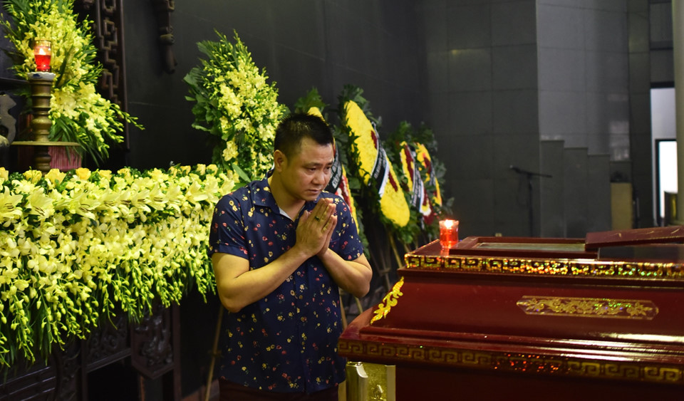 Nghệ sĩ Tự Long lặng đi trước linh cữu người đã khuất. Dù không thường xuyên, trước đây, Tự Long cũng từng tham gia phim hài Tết của Phạm Đông Hồng.