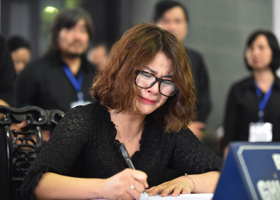 Diễn viên Kim Oanh không kìm được nước mắt khi viết lời vĩnh biệt đồng nghiệp. Xem video "Đạo diễn Phạm Đông Hồng qua đời vì đột quỵ". Nguồn Youtube/ VTC14: