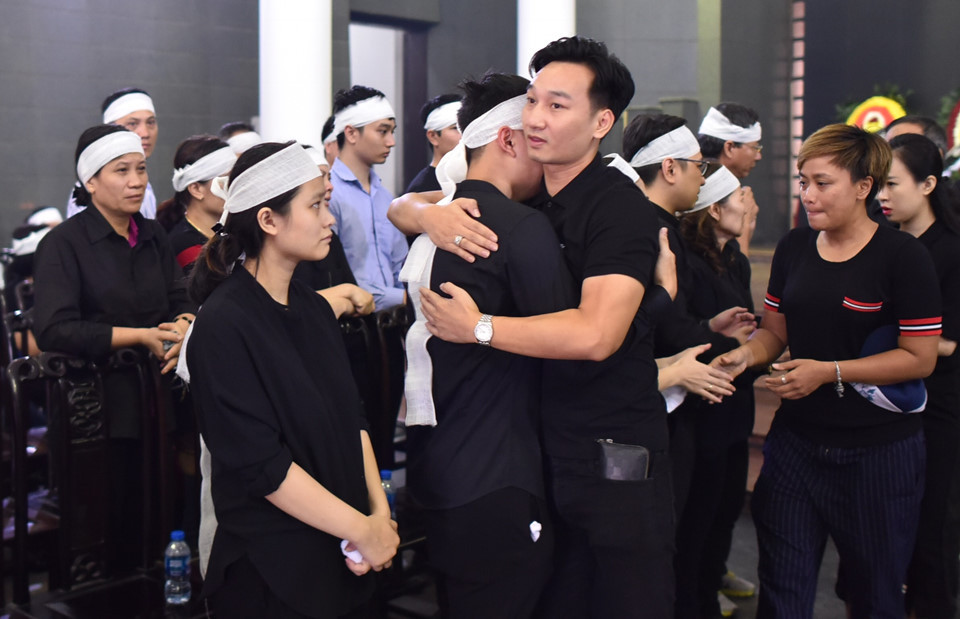 MC Thành Trung động viên gia đình đạo diễn vượt qua giai đoạn khó khăn. Thành Trung cũng được khán giả biết đến qua vai diễn trong phim hài Họ Lý, tên Thông (đóng cùng NSND Trung Hiếu).