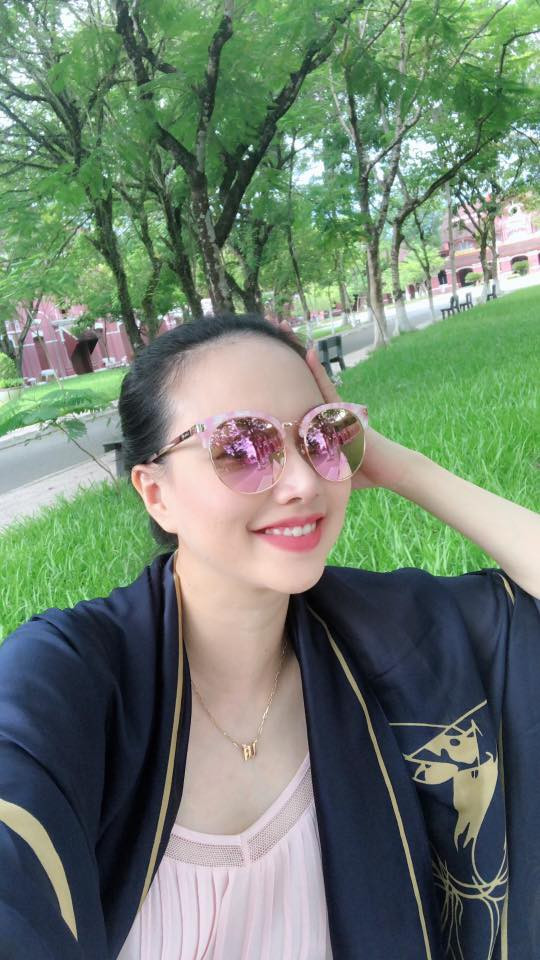 Dinh Ngoc Diep khoe bung bau 8 thang duoc chong khen xinh