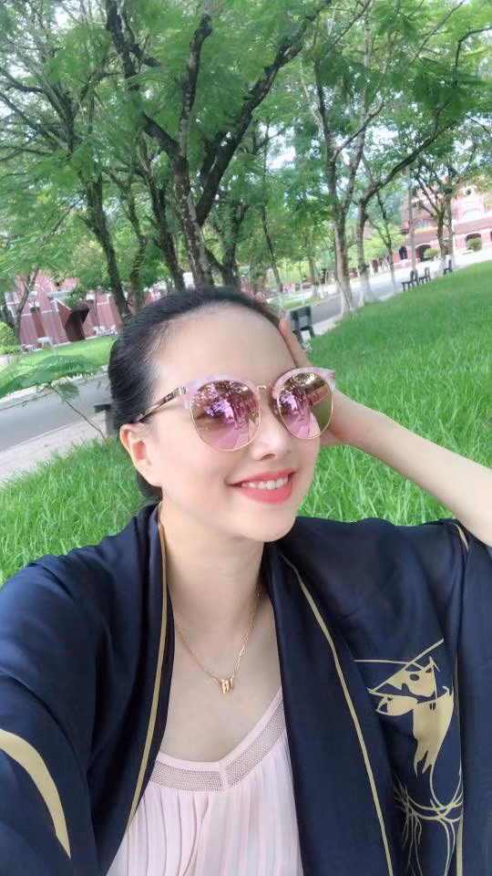 Dinh Ngoc Diep khoe bung bau 8 thang duoc chong khen xinh