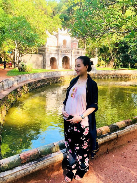 Dinh Ngoc Diep khoe bung bau 8 thang duoc chong khen xinh-Hinh-2