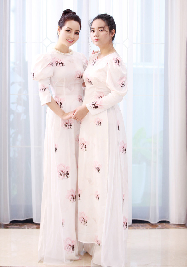 Hai mẹ con Mai Thu Huyền duyên dáng với áo dài cách điệu tay phồng. Ảnh: Trương Đại Dương