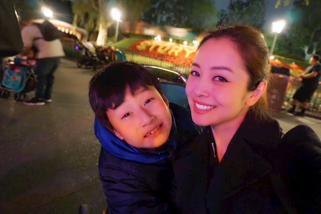 Bảo Nam ngày càng lớn phổng phao và cao gần bằng mẹ. Cậu nhóc là con trai đầu lòng của Jennifer với ca sĩ Quang Dũng.