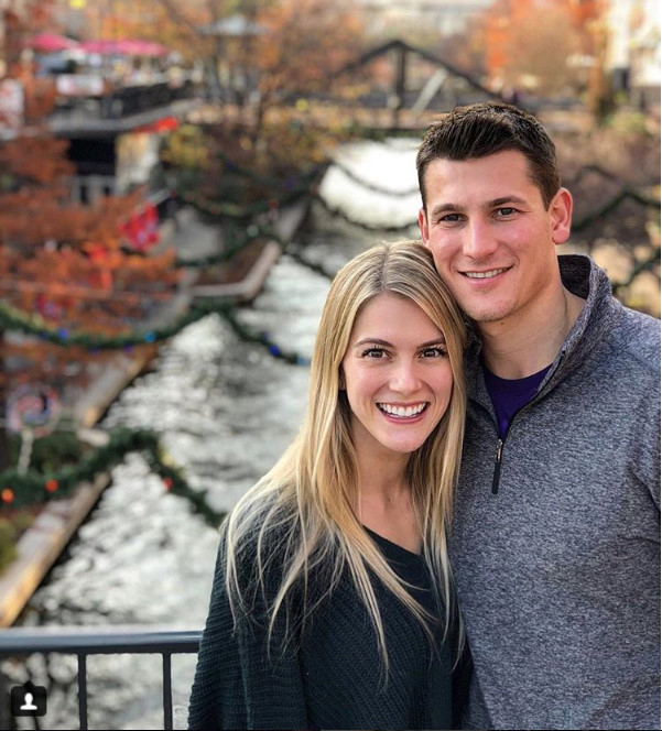 Bức ảnh được Conner đăng tải nhân ngày kỷ niệm một năm yêu nhau. "Cách đây một năm tại Marshalll, Texas, anh đã cầu hôn em và đây là quyết định tuyệt vời nhất của anh. Điều anh yêu nhất ở em là em luôn đặt ra mục tiêu và hoàn thành những kế hoạch ấy thành hiện thực", anh viết những lời ngọt ngào gửi đến bạn gái.