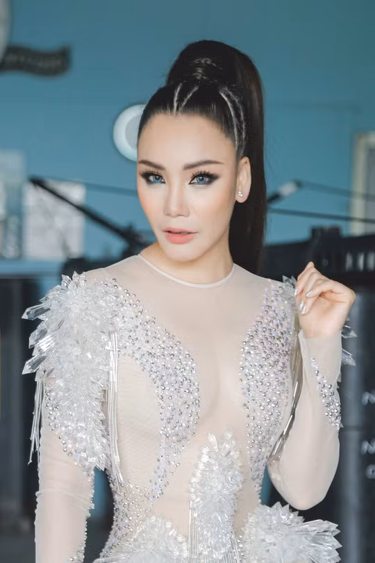 Hồ Quỳnh Hương.