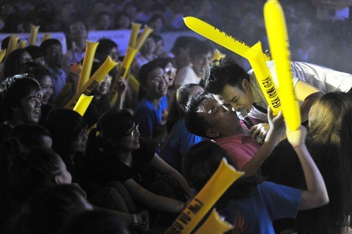 Anh cũng từng bị một fan nam cưỡng hôn.