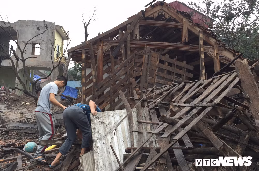 Họ cố gắng tìm kiếm trong đống đổ nát những vật dụng còn sót lại. (Ảnh: Kim Thược)