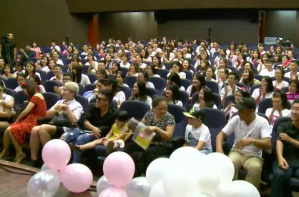 Minh Hải còn ngồi cùng người thân của Hòa Minzy và vui vẻ trò chuyện với mọi người.