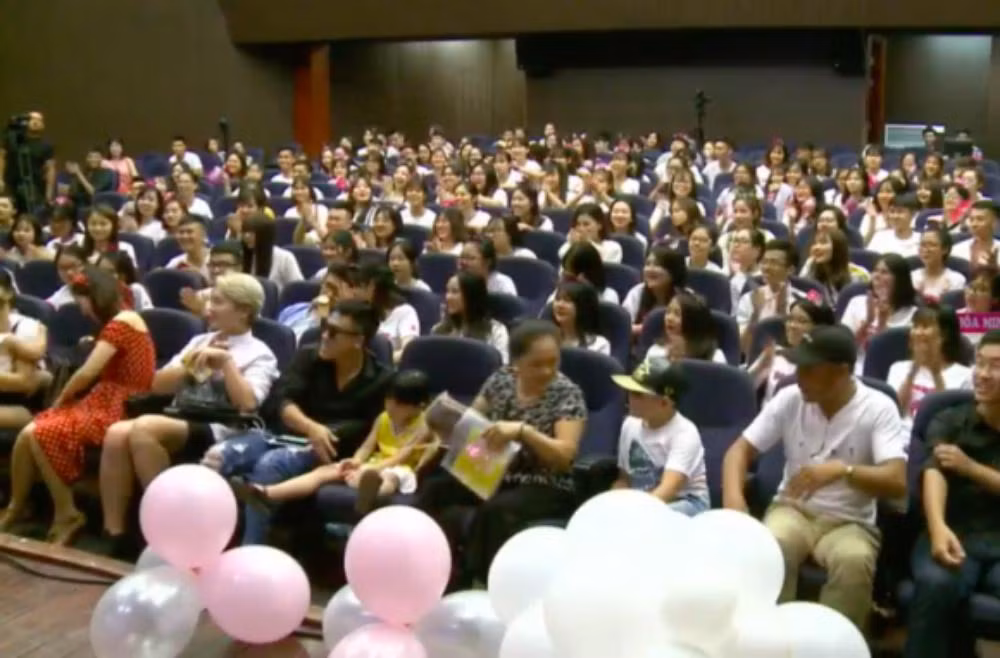 Minh Hải còn ngồi cùng người thân của Hòa Minzy và vui vẻ trò chuyện với mọi người.