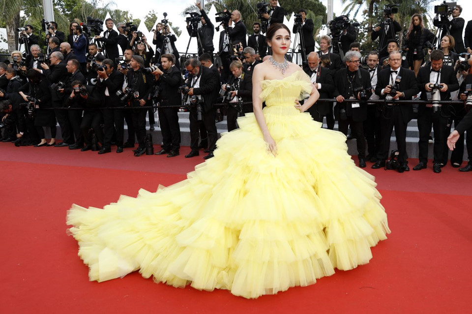 Mỹ nhân Thái Lan Araya A. Hargate "quét sạch" thảm đỏ LHP Cannes theo cả nghĩa đen và nghĩa bóng. Bộ đầm bồng bềnh, màu sắc rực rỡ thuộc bộ sưu tập mùa xuân 2017 của nhà mốt Giambattista Valli giúp cô tỏa sáng hơn bất cứ người đẹp nào. Trước đó, gu thời trang của minh tinh châu Á luôn được đánh giá cao về sự chỉn chu, sang trọng.