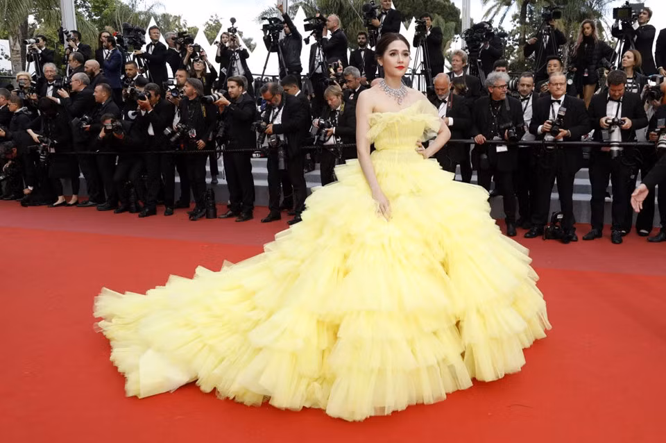 Mỹ nhân Thái Lan Araya A. Hargate "quét sạch" thảm đỏ LHP Cannes theo cả nghĩa đen và nghĩa bóng. Bộ đầm bồng bềnh, màu sắc rực rỡ thuộc bộ sưu tập mùa xuân 2017 của nhà mốt Giambattista Valli giúp cô tỏa sáng hơn bất cứ người đẹp nào. Trước đó, gu thời trang của minh tinh châu Á luôn được đánh giá cao về sự chỉn chu, sang trọng.