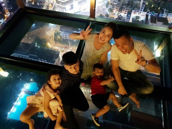 Hiện gia đình của Jennifer Phạm đang ở Hà Nội.