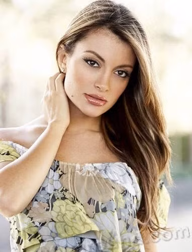 Zara "Layla" Kayleigh (SN 1984), MC chương trình truyền hình Mỹ và Anh.