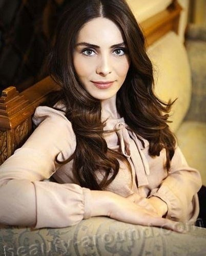 Nur Fettahoglu (SN 1980), diễn viên người Đức gốc Thổ. Cô dẫn trên kênh Sky Turk.