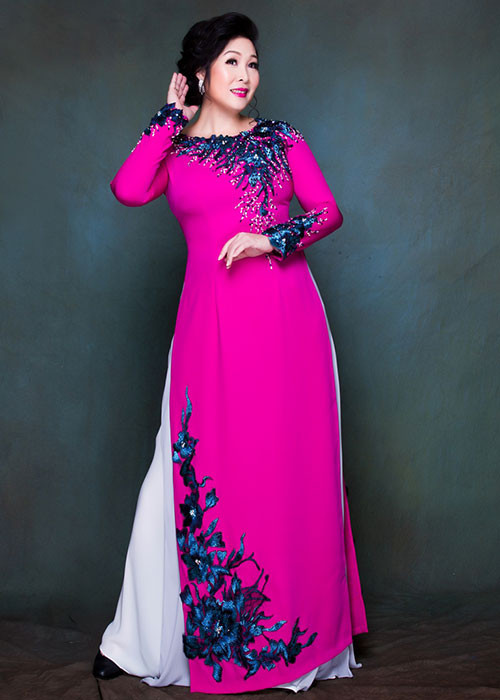 Hồng Vân được biết đến là diễn viên, đạo diễn sân khấu nổi tiếng. Ngoài tham gia diễn xuất, cô còn có sân khấu kịch riêng.