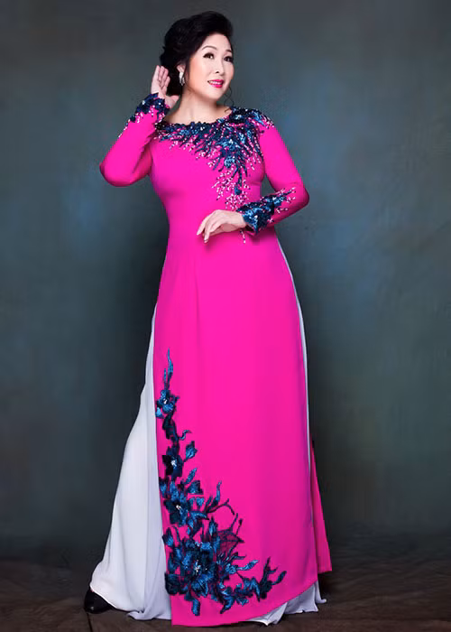 Hồng Vân được biết đến là diễn viên, đạo diễn sân khấu nổi tiếng. Ngoài tham gia diễn xuất, cô còn có sân khấu kịch riêng.