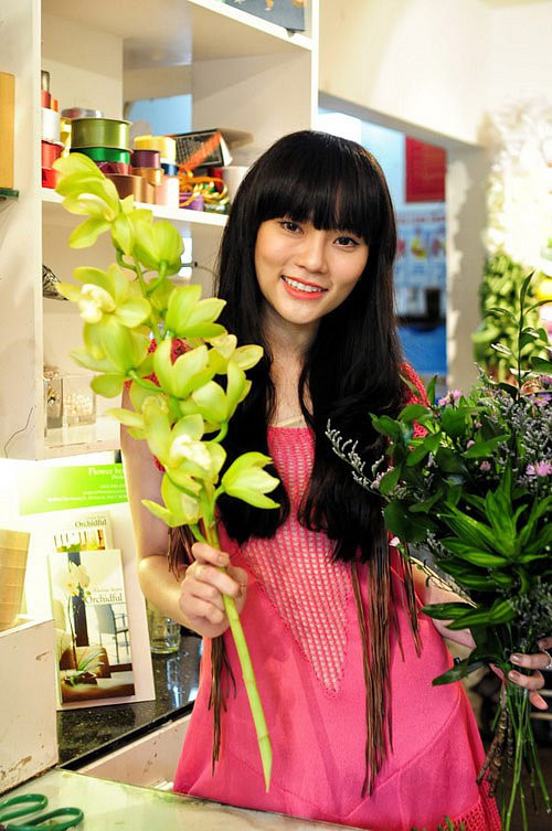 Ca sĩ Thu Thủy sinh năm 1984, hoạt động ca hát từ khi còn nhỏ. Vẻ ngoài bầu bĩnh cùng chất giọng dễ thương giúp Thu Thủy sớm được khán giả yêu thích. Ở tuổi thiếu nữ, cô từng là thành viên nhóm Mây Trắng, sau đó là H.A.T.