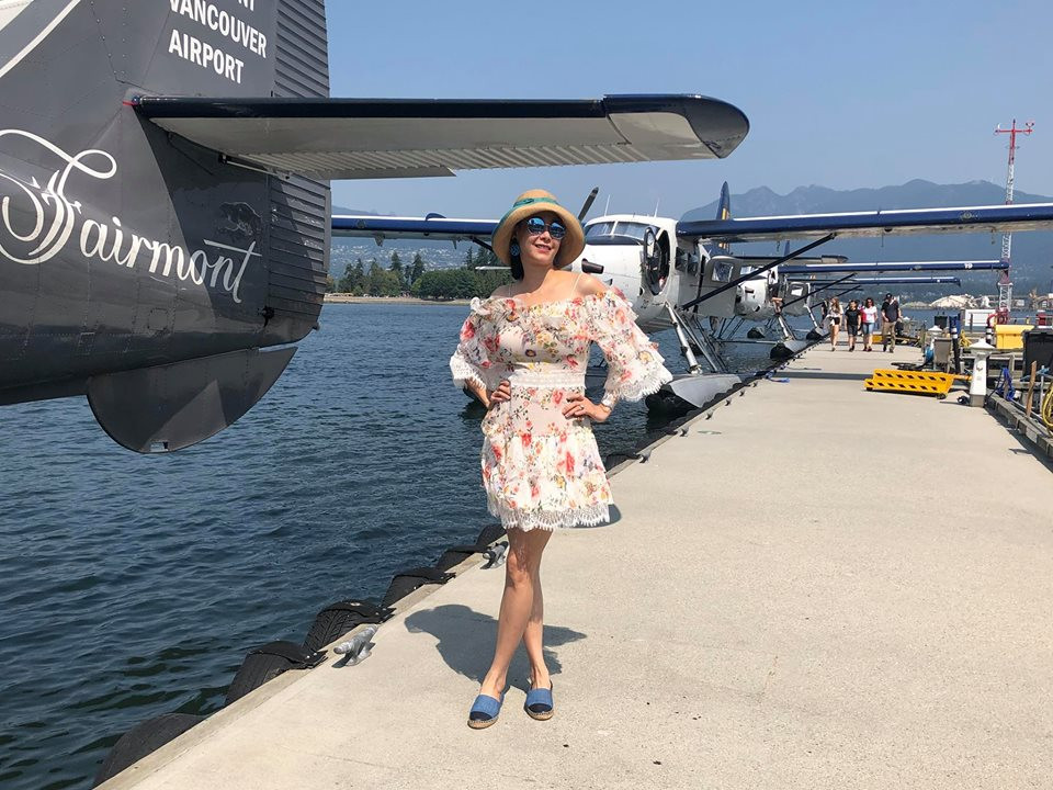 Ngoài những lời khen ngợi về vóc dáng xinh đẹp từ phía cộng đồng mạng, Hà Kiều Anh còn khiến ca sĩ Hồng Nhung nể phục vì gu thời trang không thua kém gái tuổi 18. "Rất là stylish! Đầm gì tuyệt vậy?" - nữ ca sĩ bày tỏ.