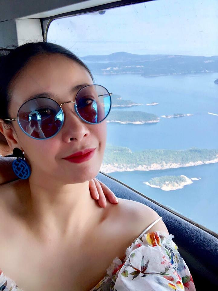 Mới đây, bà mẹ ba con chia sẻ những hình ảnh tạo dáng cạnh thủy phi cơ trên trang facebook cá nhân kèm theo dòng chú thích khen ngợi khả năng chụp ảnh của ông xã đại gia:"Lần đầu tiên mình được đi thuỷ phi cơ và được một ngày thảnh thơi uống trà, dạo phố. Chỉ tội anh chồng nhăn nhó phải thành photographer bất đắc dĩ giúp vợ chụp hình. Không có bọn trẻ hò hét bên cạnh lại thấy thiếu thiếu âm thanh gì đó nhỉ".