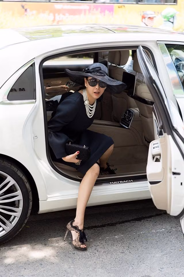 Ngoài sở thích đi du lịch, Hà Kiều Anh còn được biết đến là người đẹp sở hữu những món đồ hiệu, trang phục đắt đỏ từ những thương hiệu nổi tiếng trên thế giới.