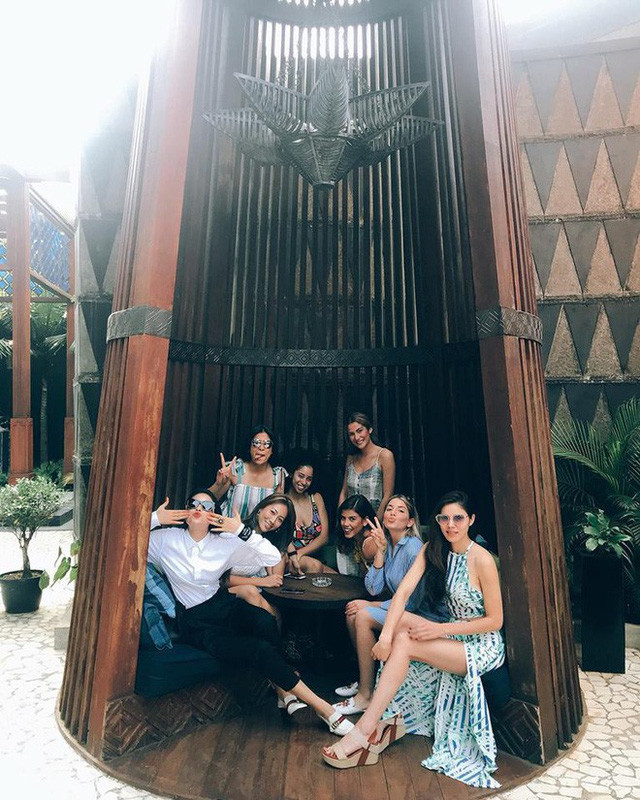 Cô có dịp hội ngộ các thí sinh từng thi Hoa hậu Hoàn vũ 2015.