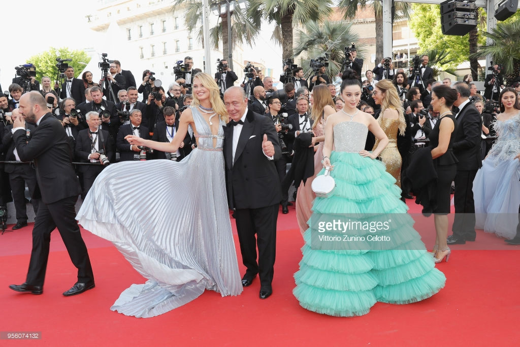 Thiên thần nội y Romee Strijd tình cảm bên tỷ phú Fawaz Gruosi ở góc trái khung hình. Ngay cạnh họ, Phạm Băng Băng tạo dáng ở góc phải. Dù đứng gần nhau nhưng ba người không có một khoảnh khắc chụp ảnh chung. Hình ảnh gây ra sự bàn tán tại Trung Quốc. Cư dân mạng Trung Quốc cho rằng đây là tấm ảnh thể hiện rõ sự khác biệt giữa các nghệ sĩ phương Tây và ngôi sao đến từ Trung Quốc.