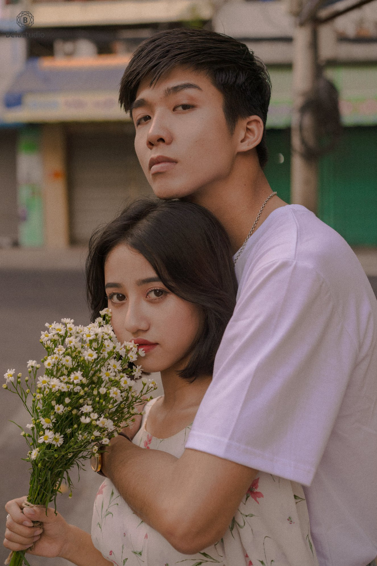 Bó hoa dại nhỏ Trịnh Thảo cầm trong tay là một điểm nhấn đầy lãng mạn.