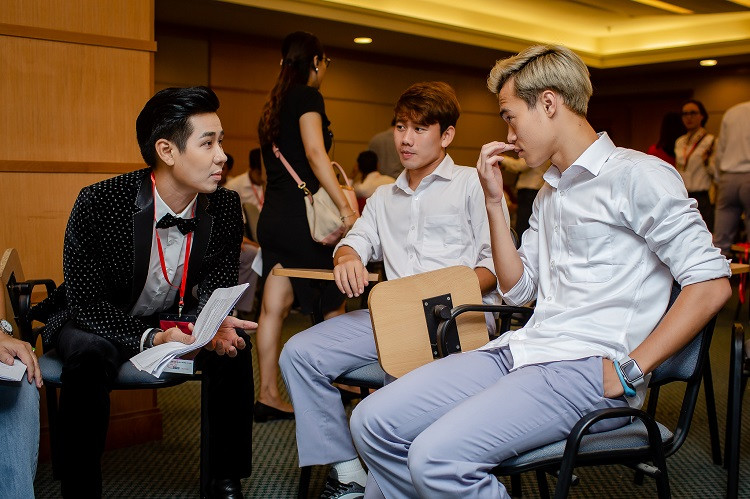 Trước khi chương trình chuẩn bị lên sóng, Nguyên Khang vào tận hậu trường gặp gỡ trò chuyện cùng các vận động viên, cầu thủ giúp họ bình tĩnh khi lên sân khấu.