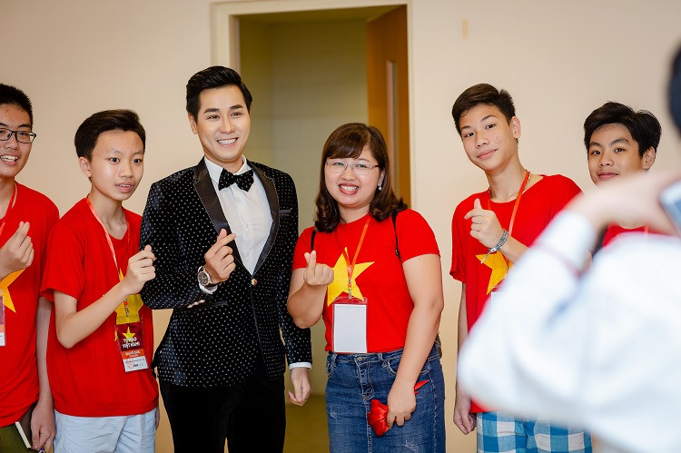 Không chỉ gây ấn tượng với phong cách làm việc chuyên nghiệp, Nguyên Khang còn được đánh giá thân thiện, gần gũi.