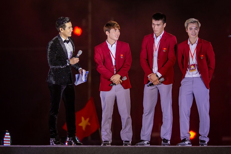 Chia sẻ ấn tượng về các cầu thủ, Nguyên Khang bày tỏ, thích sự thông minh của Bùi Tiến Dũng, vẻ lém lỉnh của Văn Toàn, sự khiêm tốn của Công Phượng, hay sự đằm tính của đội trưởng Văn Quyết.