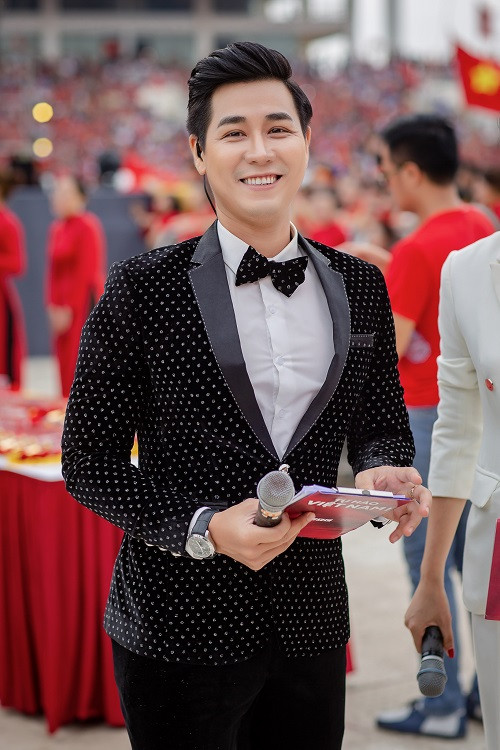 Nguyên Khang cho biết, cách đây mấy ngày trong buổi livestream với Thu Phương, Lam Trường để cổ vũ đội tuyển U23 Việt Nam, anh đã ước mơ được dẫn sự kiện thể thao chào đón đoàn hậu Asiad.