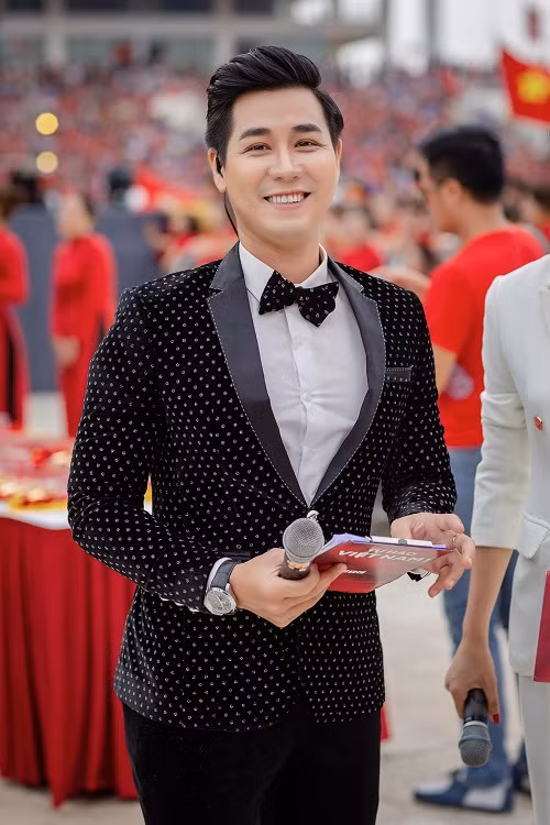 Nguyên Khang cho biết, cách đây mấy ngày trong buổi livestream với Thu Phương, Lam Trường để cổ vũ đội tuyển U23 Việt Nam, anh đã ước mơ được dẫn sự kiện thể thao chào đón đoàn hậu Asiad.