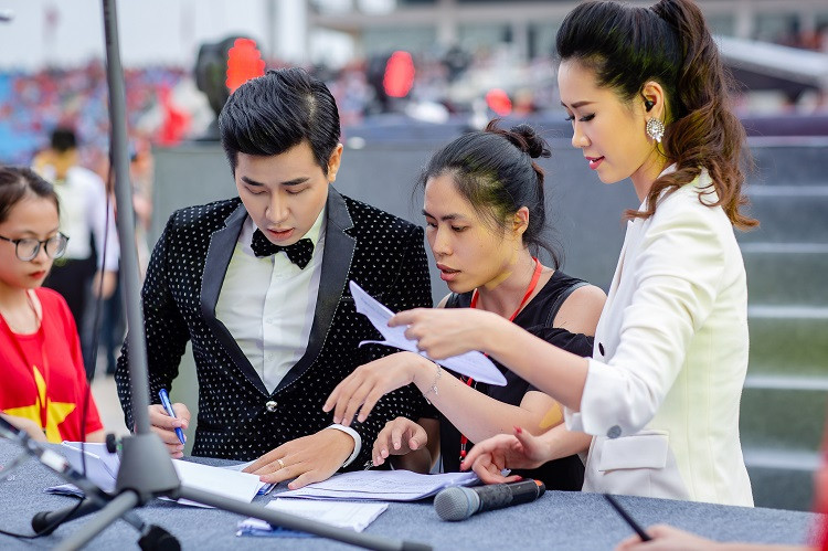 Nam MC cùng Hoa hậu Dương Thùy Linh chuẩn bị công việc trước khi đảm nhận vai trò dẫn dắt lễ vinh danh.