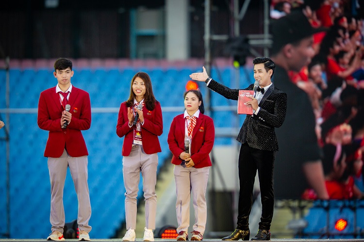 Nguyên Khang trên sân khấu chương trình vinh danh các cầu thủ, vận động viên đạt thành tích xuất sắc tại Asiad 2018.