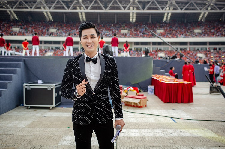 MC Nguyen Khang hao huc gap go cac cau thu Olympic Viet Nam-Hinh-2