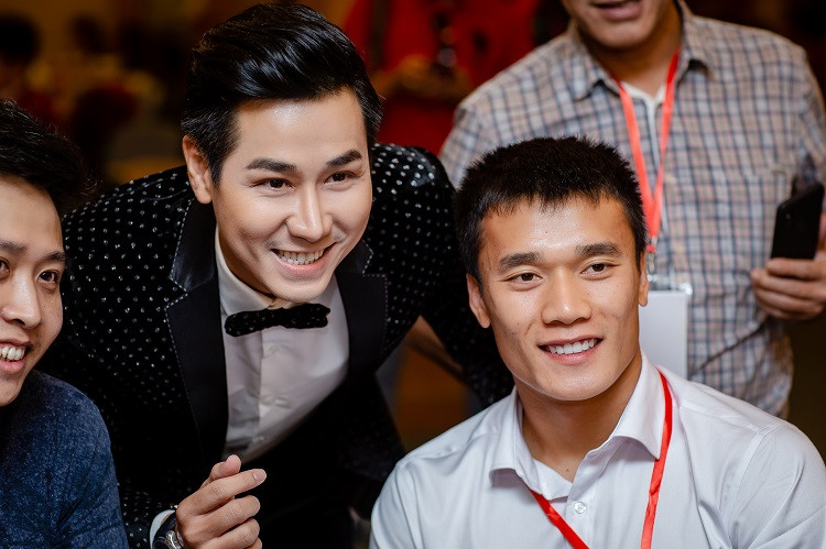 MC Nguyên Khang chụp ảnh cùng thủ môn Tiến Dũng.