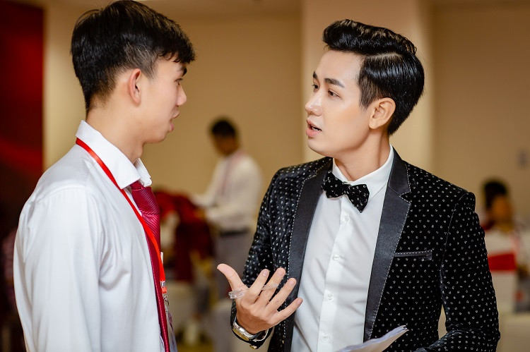 Hình ảnh MC Nguyên Khang trong hậu trường chuẩn bị cho chương trình.