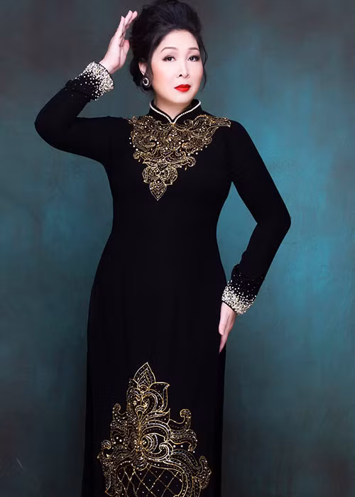 Lê Tuấn Anh cũng hết mực yêu thương con riêng của nghệ sĩ Hồng Vân. Mới đây, con gái lớn của nghệ sĩ Hồng Vân đã lên xe hoa.