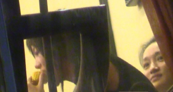 Nhiều tháng nay, Châu Tấn và Đậu Tĩnh Đồng liên tục dính với nhau như sam. Hai người không chỉ đi du lịch, đón năm mới cùng nhau mà còn cùng tổ chức sinh nhật. Chính vì lý do này mà tin đồn họ có quan hệ đồng tính rộ lên trên mạng.