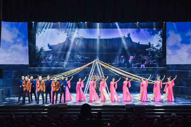 Bên cạnh các ca khúc, phần biên đạo được dàn dựng công phu là một trong những điểm nhấn của chương trình.