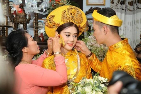 Mẹ chồng Lâm Khánh Chi chia sẻ những thị phi mà gia đình phải chịu khi chấp nhận con dâu là người chuyển giới.