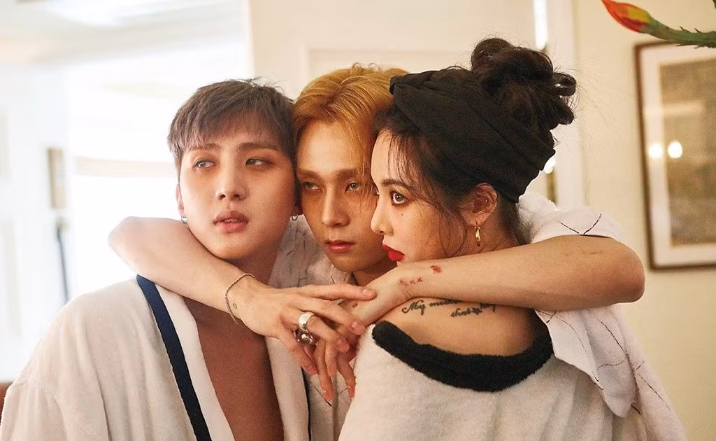 E'Dawn ra mắt công chúng vào tháng 10/2016 với vai trò rapper chính của nhóm Pentagon. Chỉ 7 tháng sau đó, Hyuna chọn E'Dawn cùng Hui (thành viên nhóm Pentagon) vào nhóm nhỏ Triple H, thu hút được nhiều sự chú ý của công chúng. Nhiều người cho rằng Hyuna cố tình dùng danh tiếng cá nhân để nâng đỡ bạn trai.