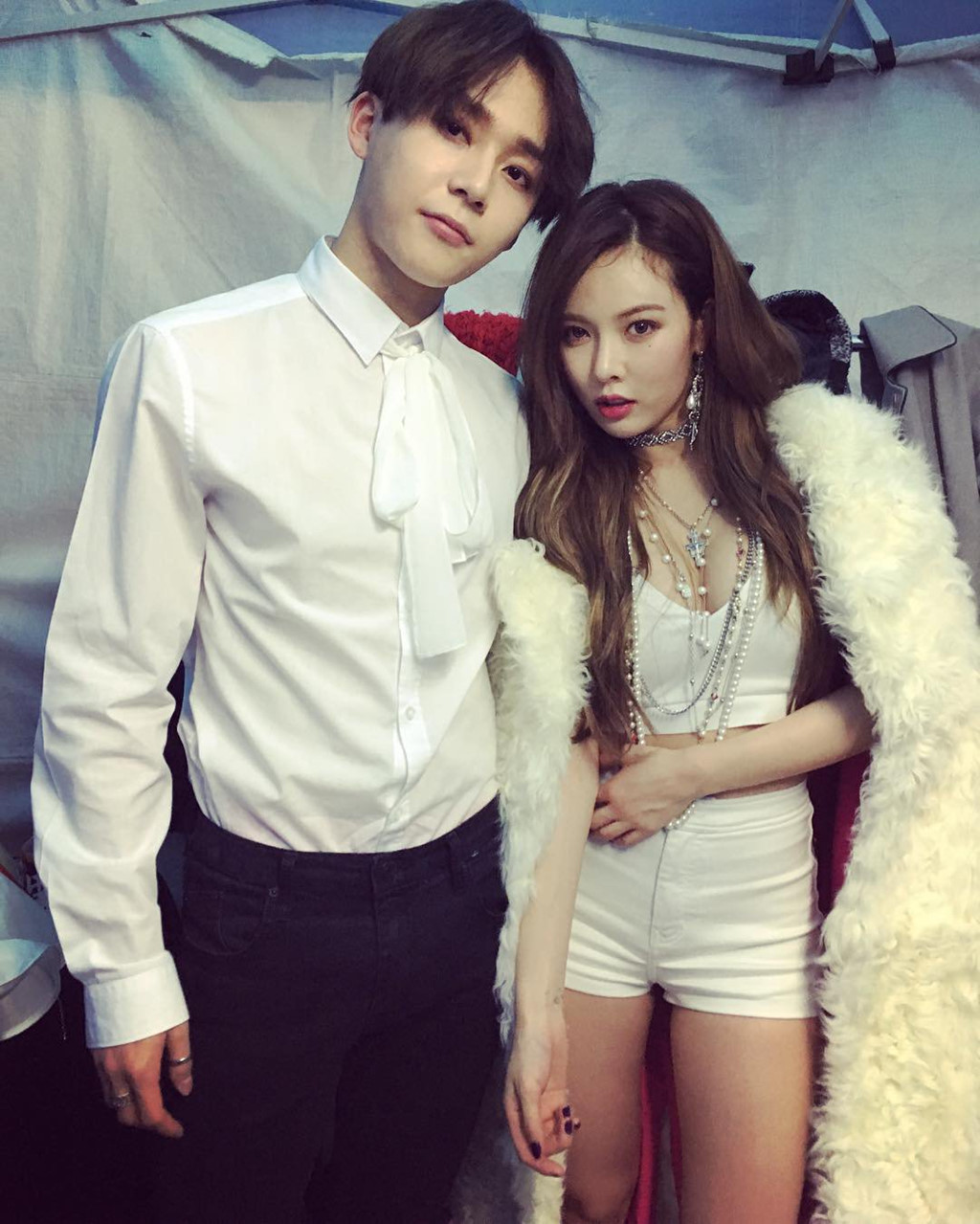 Hyuna bắt đầu hẹn hò với E'Dawn từ năm 2016 sau khi nam rapper hỗ trợ trong tiết mục solo của cô. Ở thời điểm này, E'Dawn (sinh năm 1994) vẫn là thực tập sinh, chưa chính thức ra mắt dưới vai trò ca sĩ thần tượng. Hai người bí mật hẹn hò và không thông báo cho công ty quản lý.