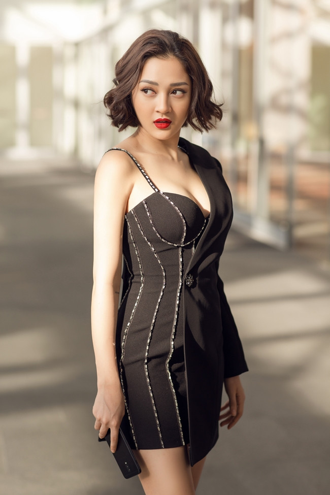 Sau khi tuyên bố chia tay với Hồ Quang Hiếu vào giữa tháng 10 năm ngoái, Bảo Anh dính tin đồn tình cảm với thủ môn U23 Việt Nam - Bùi Tiến Dũng.