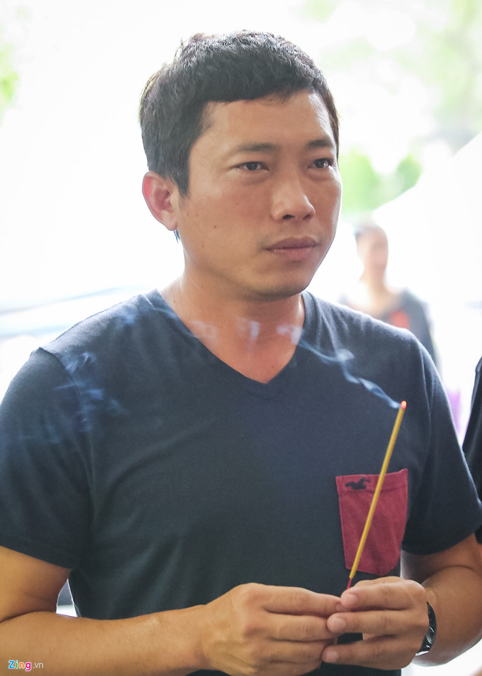 Kinh Quốc đang bận rộn quay phim ngắn ở Vũng Tàu nhưng nghe tin đàn anh ra đi anh cũng đến thắp hương tiễn biệt.