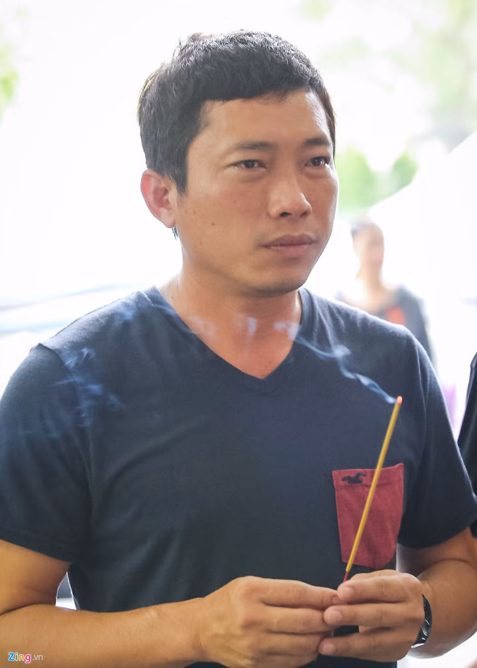 Kinh Quốc đang bận rộn quay phim ngắn ở Vũng Tàu nhưng nghe tin đàn anh ra đi anh cũng đến thắp hương tiễn biệt.